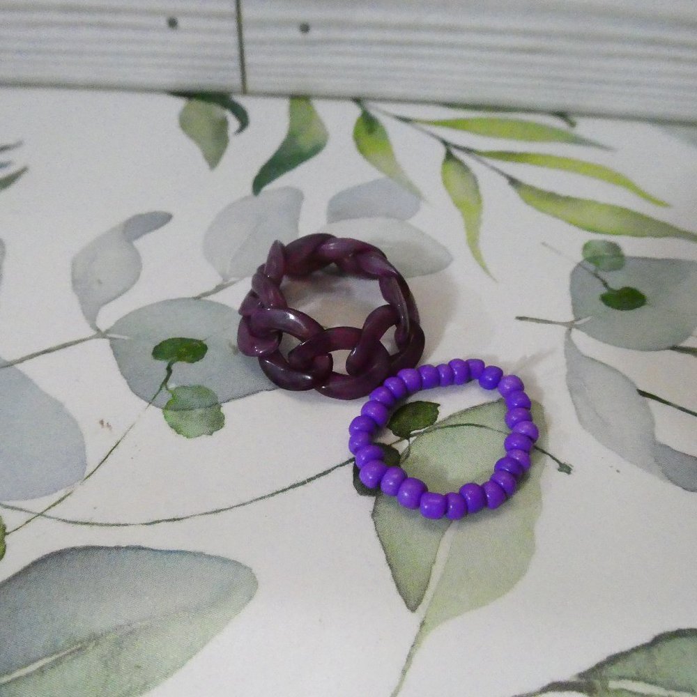Set of two purple rings.